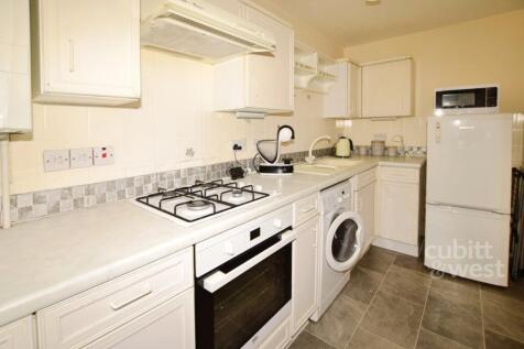 Greenacres North Parade RH12 photo 4