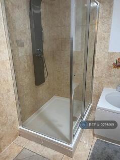 Large Bathroom With Bath &amp; Walk In Shower