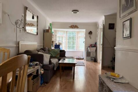 Trenchard Close Hersham, Hersham, Walton-on-Thames, Surrey, KT12 photo 3