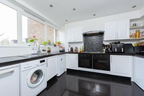 Reading Road, Yateley, Hampshire, GU46 photo 3