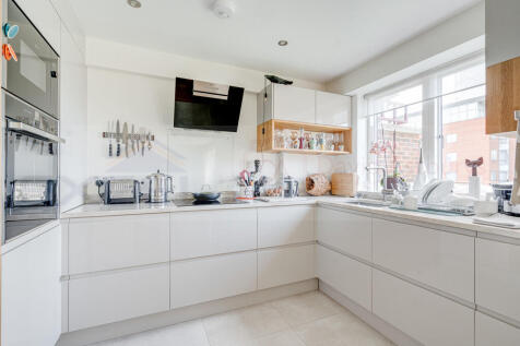 A beautifully presented two-bedroom duplex apartment in East Finchley. Finished to a high standard, it features wooden flooring throughout, contemporary bathrooms, a spacious reception room, and a lar