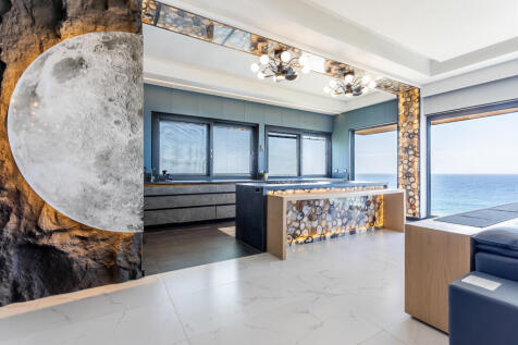 MAIN KITCHEN