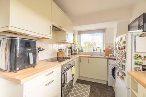Deacon Court, Dedworth Road, Windsor photo 3