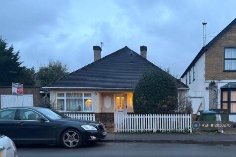  3 Bedroom Bungalow In Molesey