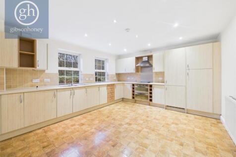 Ducks Hill Road, Northwood photo 3