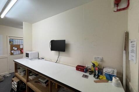 Retail Property (high street) to rent Image 3