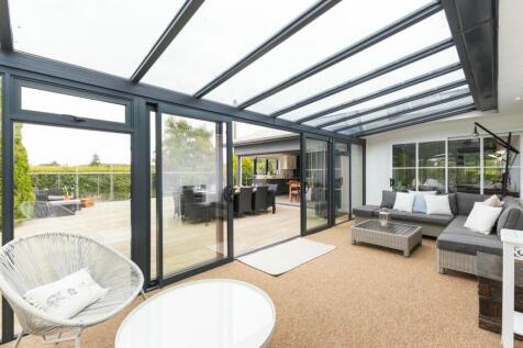 Sun room with seamless terrace connection