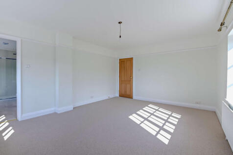 8546740interior07800