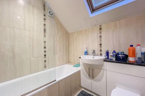 EN-SUITE BATHROOM