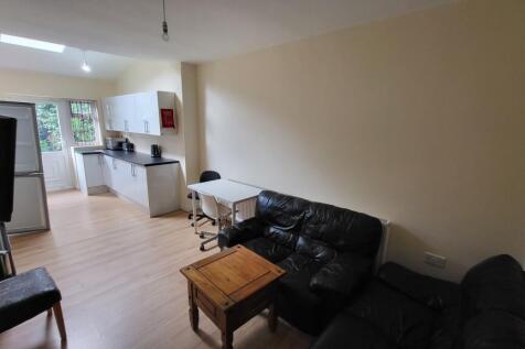Lees Hall Crescent, Manchester photo 3