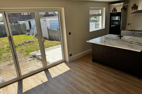 KENMORE DRIVE, YEOVIL photo 3