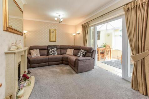 135 Yew Tree Lane-lounge1.jpg