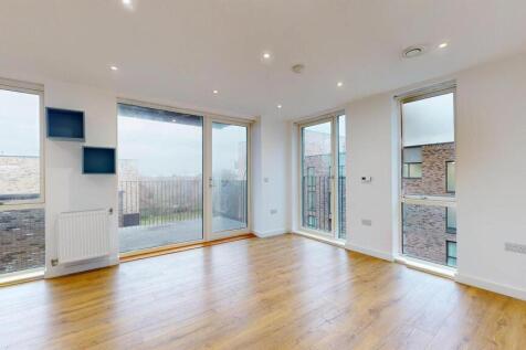 Spacious Living Room For Rent - E6 - Newham