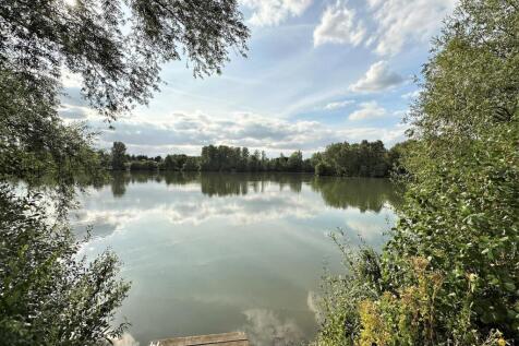 Lovely Lakeside Setting