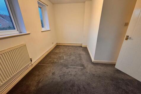 Bedroom new 16 Oakleigh Court.jpg
