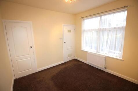 Bright double bedroom with large window and nea...