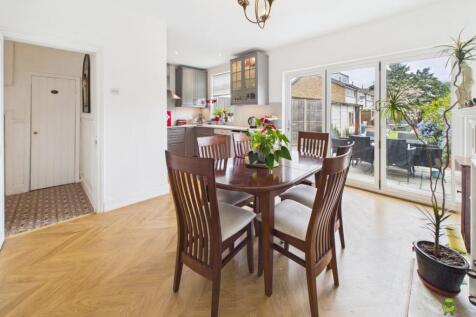  Presented by Clinton at EweMove Bexleyheath and D