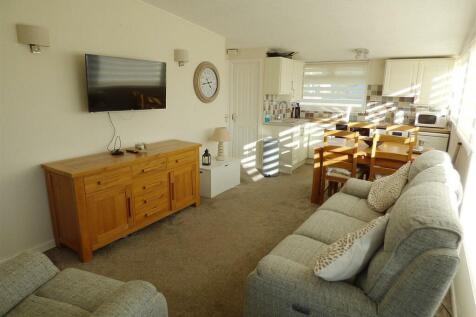 211 Norton Park Lounge Kitchen.jpg