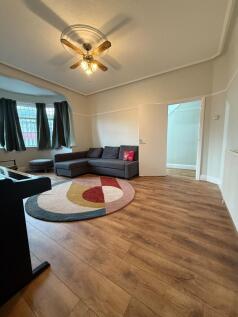 Hillington Gardens, Woodford Green, Essex, IG8 photo 5