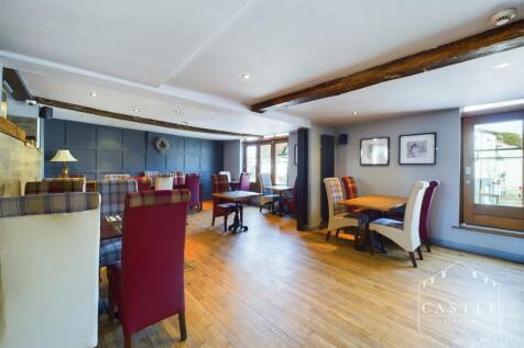 FIRST FLOOR SEATING AREA