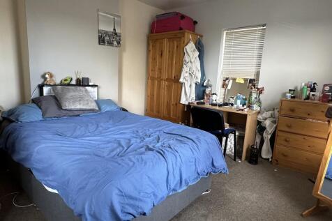 WEST END // 6 Bedroom & 3 Bathroom // SEPT 2026 photo 3