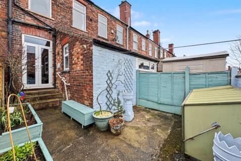 2 bed, 1 bath Terraced in Manchester - Photo 4