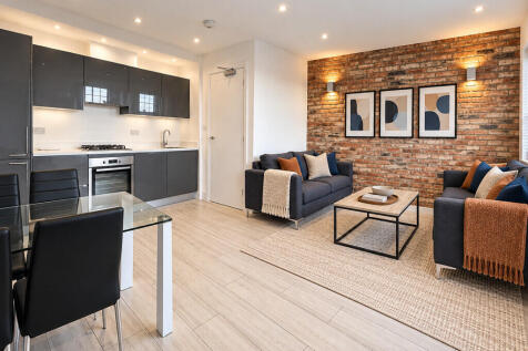 2-bed flat on Holloway Road, London, £2,500/mo