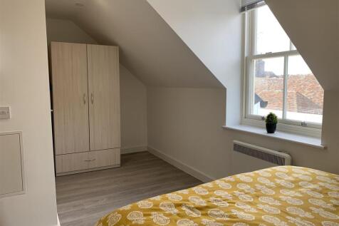 Bright attic double bedroom with fitted wardrob...