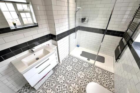 Lavish En-Suite Shower Room 068