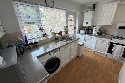 20 sandyhurst main pic kitchen.jpg