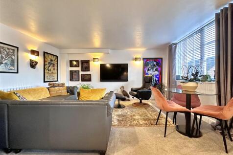 Large Living Space 421