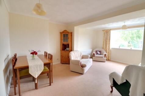 LOUNGE/DINING AREA