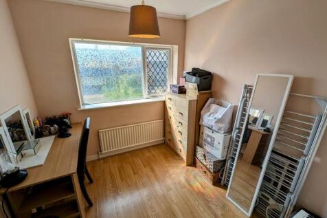 5 Sunningdale bedroom 3.jpg