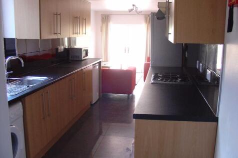 6-bed terraced on Basingstoke Road, Reading, £4,350/mo