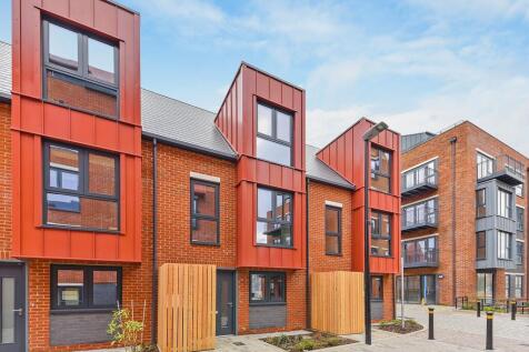 3-bed terraced on Echo Walk Newbury RG14, £2,230/mo