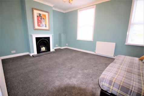 2 Bed Flat to let County Road, Town Centre photo 4