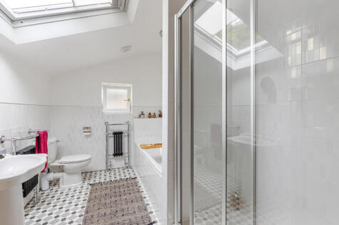 25 Family Bathroom 7 Broad Park Dartmouth - 250919