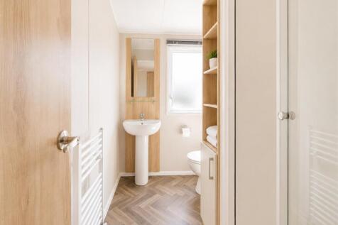 LM 43 bathroom.jpeg