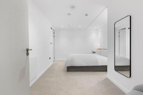 4 bed, 4 bath Apartment in Manchester - Photo 12
