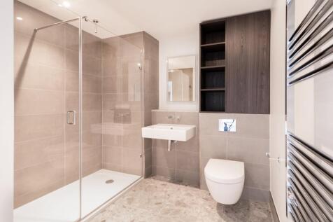 Explore the elegance of this modern bathroom, designed with style and functionality in mind.