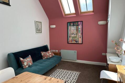 1-bed flat on Albert Street, Hebden Bridge, £750/mo