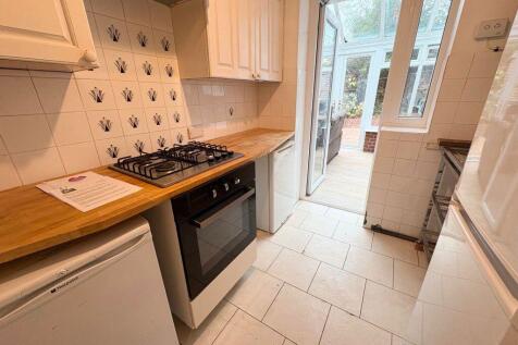STUDENT FOUR BEDROOM, SEDGLEY ROAD-P07873 photo 4