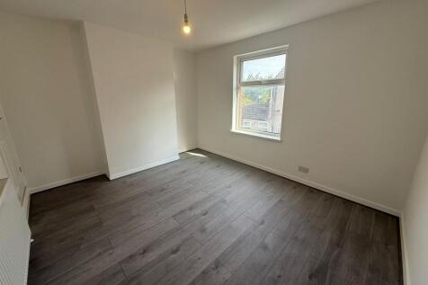 124 frontroom.jpeg