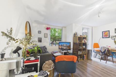 Benham Close, Clapham Junction photo 3
