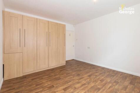 Heather court 13 bed2.jpg