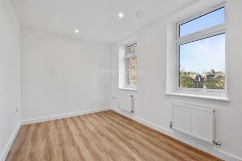 07-ed4eGCHMF - 3 Solent Lodge - Bedroom -Original 