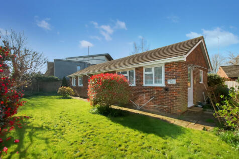 THREE-BEDROOM BUNGALOW IN THE TOWN CENTRE