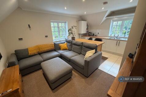 1-bed flat on Hopbine Court, Alton, GU34, £1,150/mo