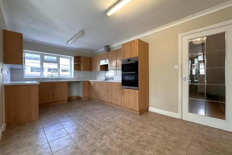 Spacious Dining Kitchen 577