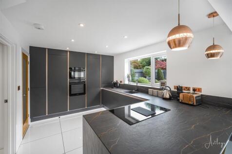 Open plan kitchen/dining area
